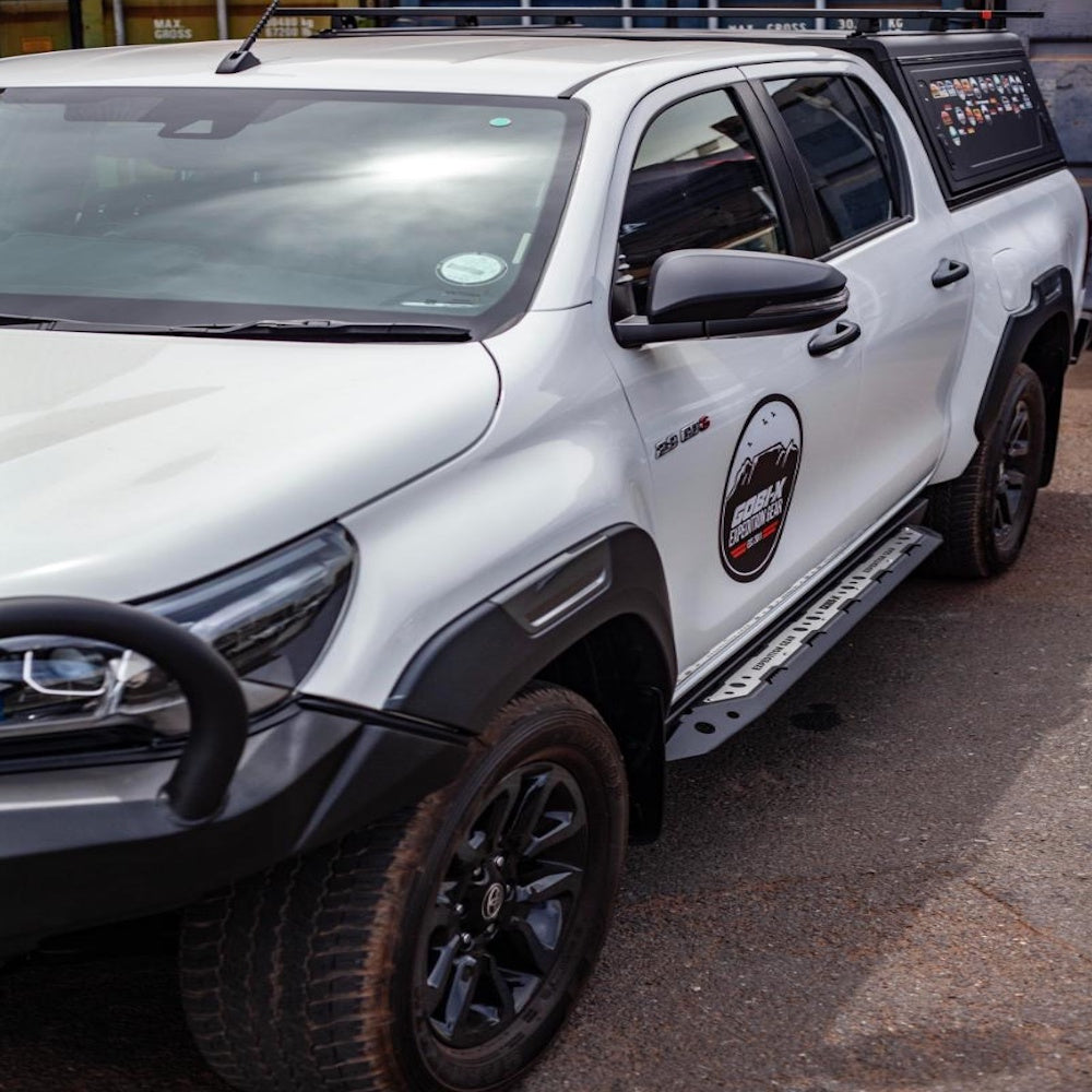 Gobi-X Premium Rocksliders – Toyota Hilux Revo/GD6 (2016–Present) Extra Cab - Black Or Tan Top Plate